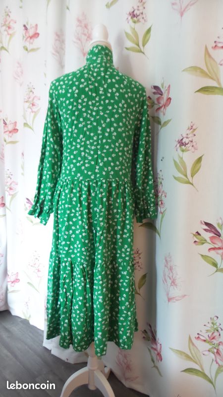 Robe longue verte et fleurs blanches Vêtements