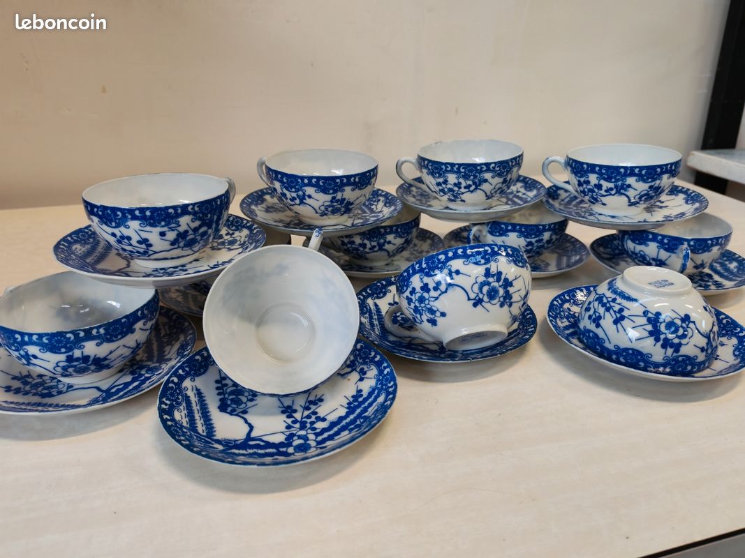 Lot de 11 tasses et 12 soucoupes en porcelaine Seltmann Weiden