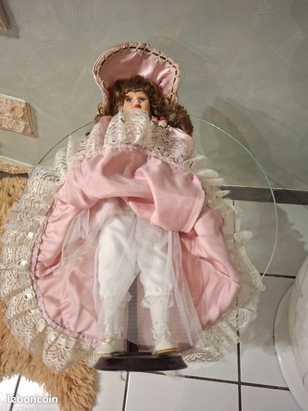 470 - Grande poupée à tête en porcelaine, Allemagne, 20e siècle 470 - Grande poupée à tête en porcelaine, Allemagne, 20e siècle