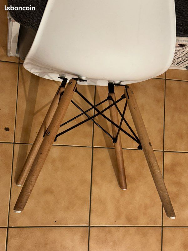 Chaise scandinave blanche design – pieds en bois (image 6)