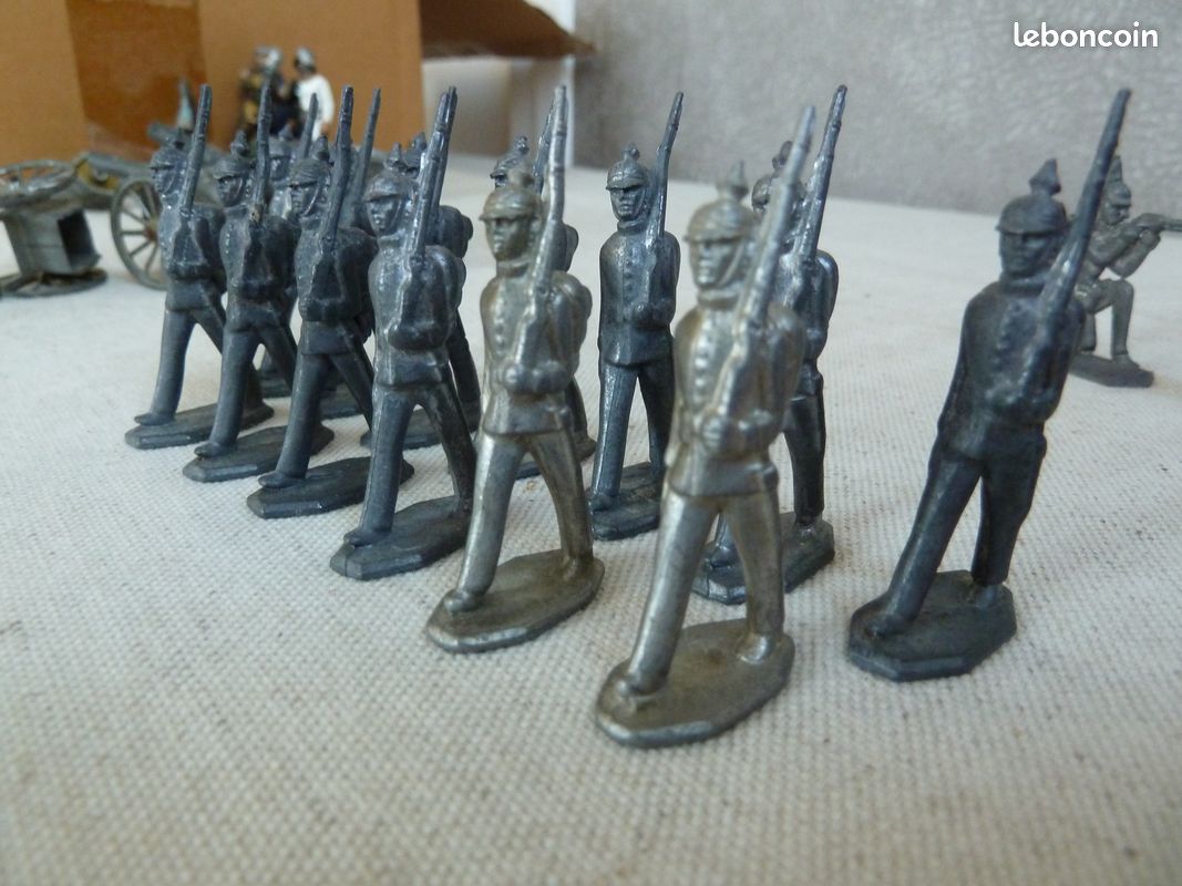 Lot de 50 soldats en plomb. Très bon état - Collection