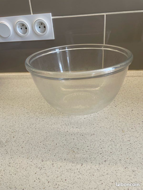 Grand saladier transparent (image 1)