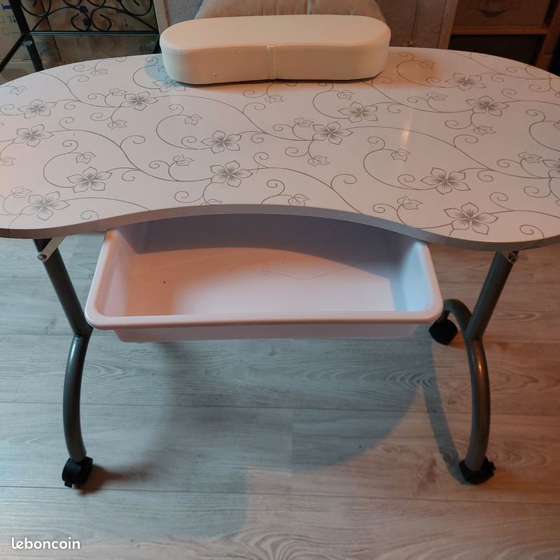 Table manucure (image 2)