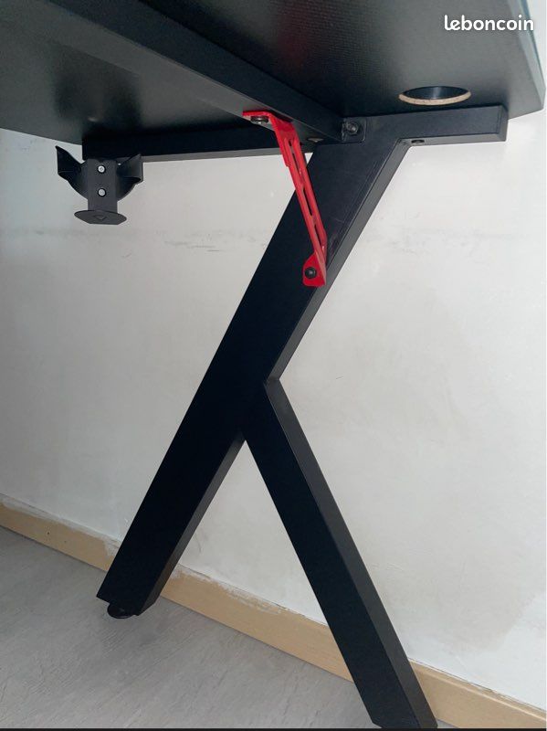 Vend bureau gameur servit 1 fois prix négociable (image 2)