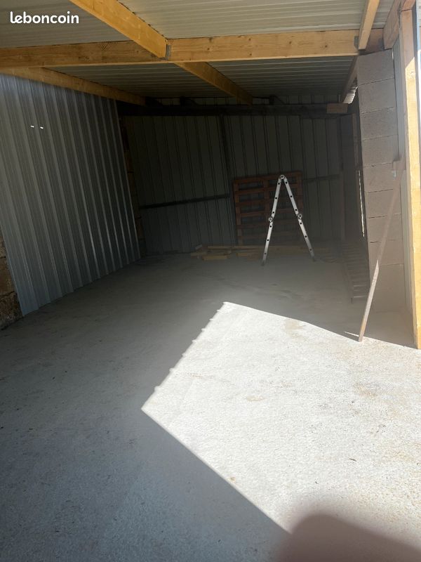 Local stockage box garage · à Bourcefranc-le-Chapus · 350 €
