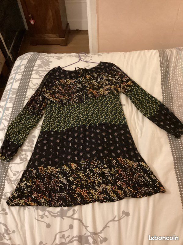 Robe en excellent état marque BONOBO fond noir motifs petites
