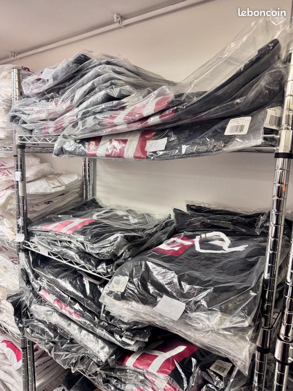 DÉSTOCKAGE MASSIF – Marques originales : Levi’s, Tommy Hilfiger, Hugo Boss, Calvin Klein, Vans, Converse, The North Face, Patagonia… (image 15)