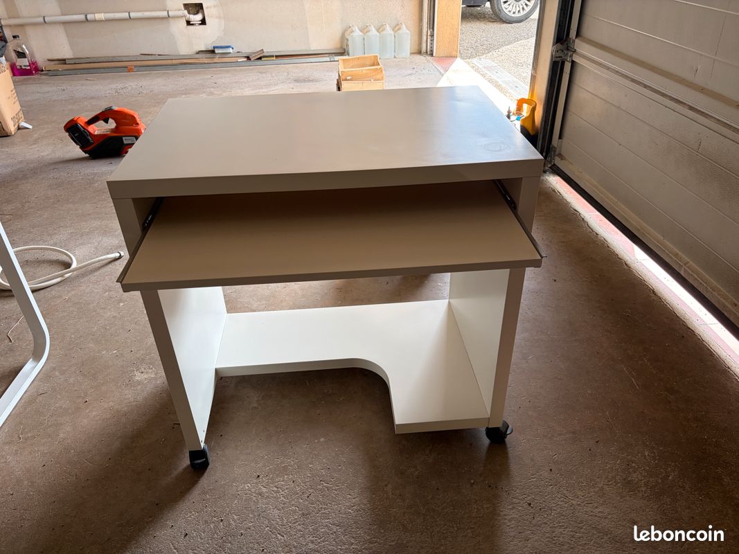 Bureau (image 1)