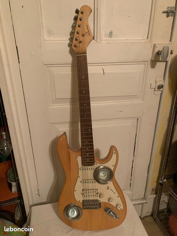 Véritable guitare électrique transformée en luminaire (image 1)