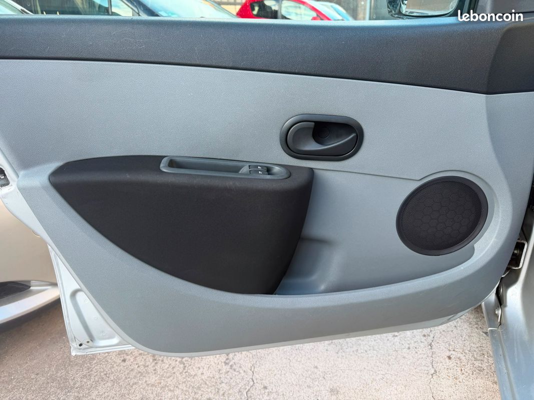Renault clio iii 1.2 16v 75 authentique 5p (image 8)