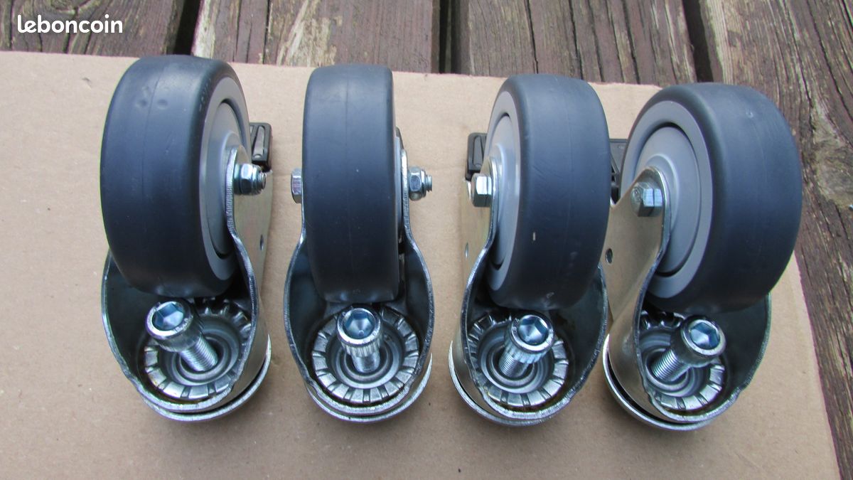 Roue noir en diamètre 7,5cm pivotantes avec frein pour une charge maxi de 100kg par roulette . Pour la fixation vous mettre la longueur de votre choix (image 2)
