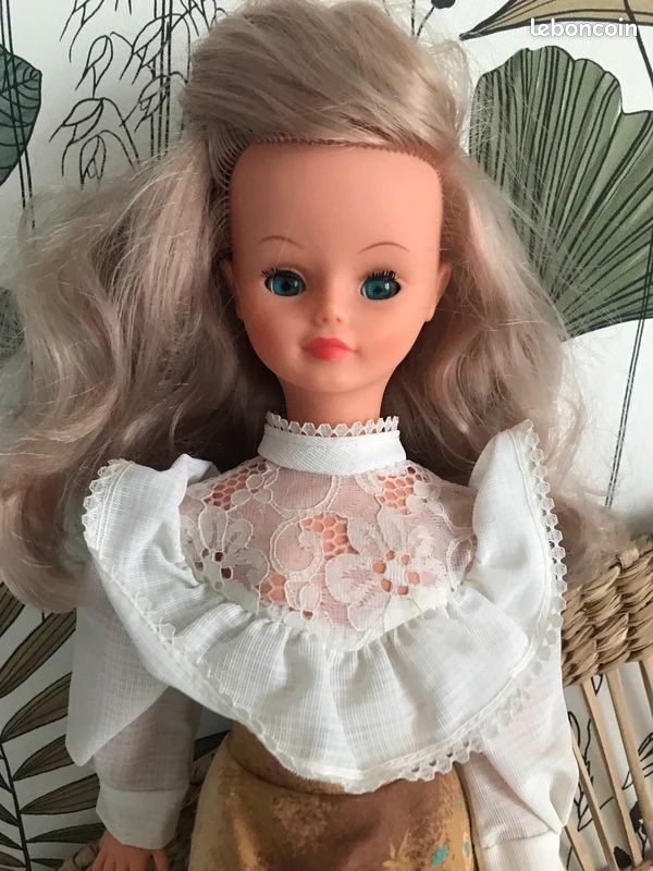 poupée Bella 50 cm avec mèche qui s'allonge - FR