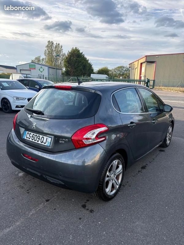Peugeot 208 GENERATION-I 1.6 E-HDI 115 ALLURE (image 5)