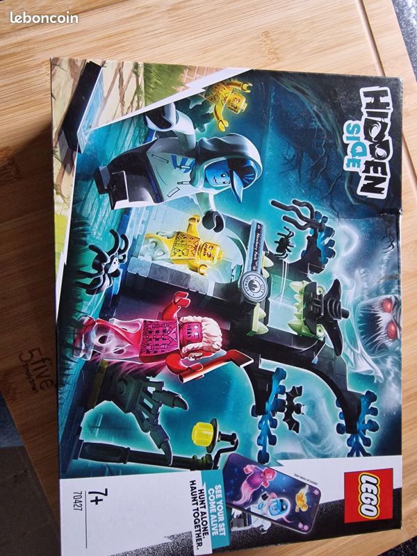 Lego hidden side (image 1)