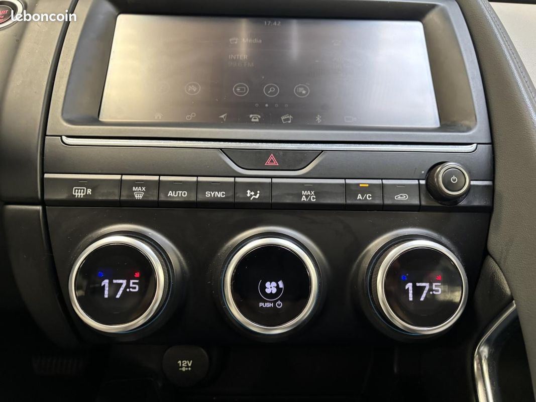 JAGUAR E-PACE D150 - AWD - BVA S PHASE 1 - CARPLAY - Toit ouvrant (image 16)