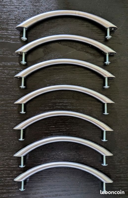 Poignées grises portes de placard de cuisine (image 1)