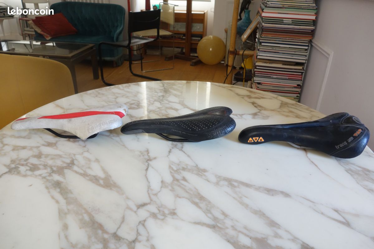 Lot De 6 Selles Rouges - Occasion, Bon état, Pour Cheval