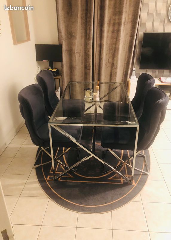 Table à manger en verre et pieds argentés (image 2)