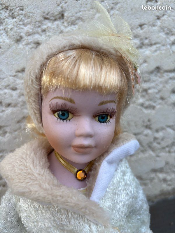 Poupée de porcelaine blonde « La Russe » (image 4)