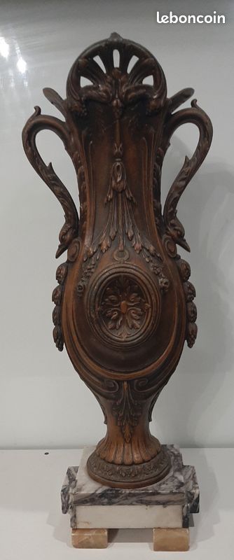 Vase en régule à tête d'angelot sur pied en marbre (image 2)