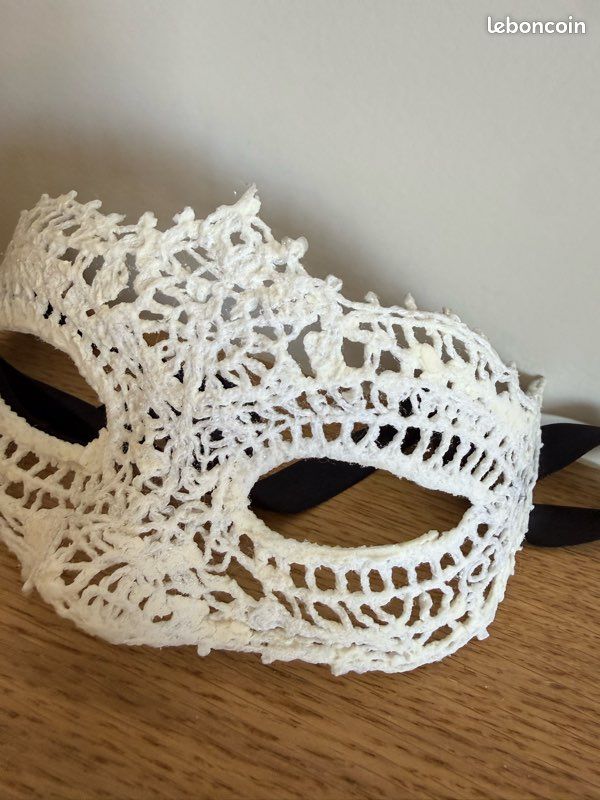 Masque souple vénitien blanc dentelle à paillettes (image 4)