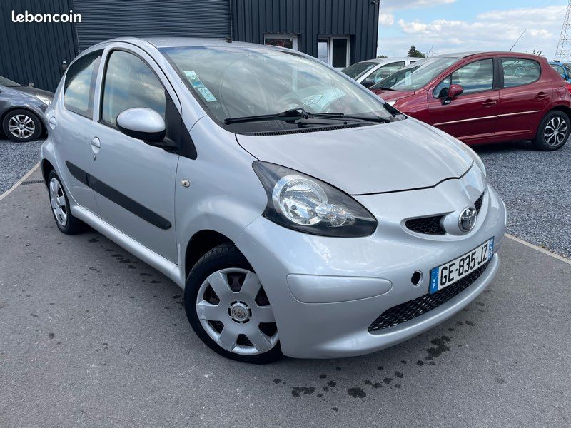Toyota Aygo 1.0i VVT-i 68 Chvx « Climatisation,5 Portes » (image 1)