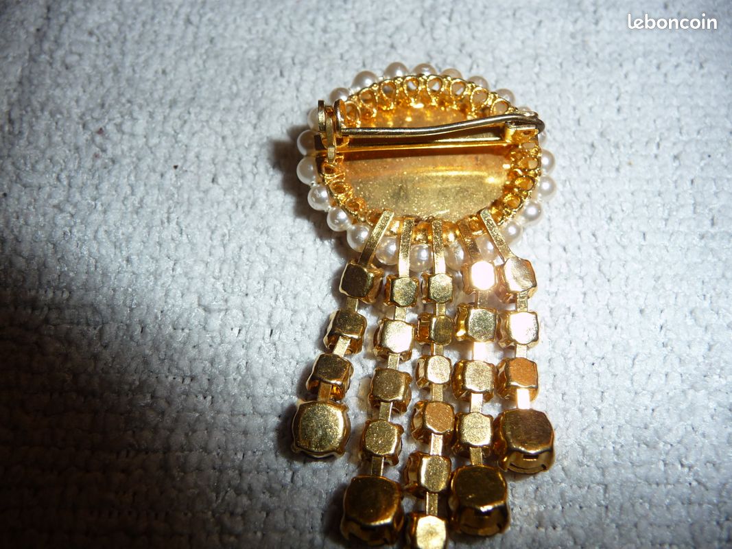 Broche ovale noire, perles et pendants strass rouge (image 3)