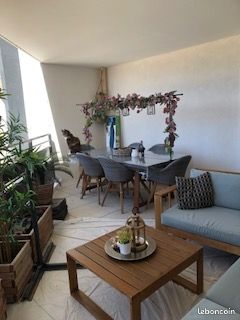 6 très belles chaises effet rotin (image 7)