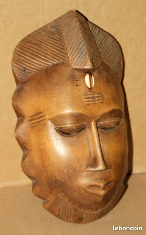 Masque africain décoratif en bois sculpté (image 10)