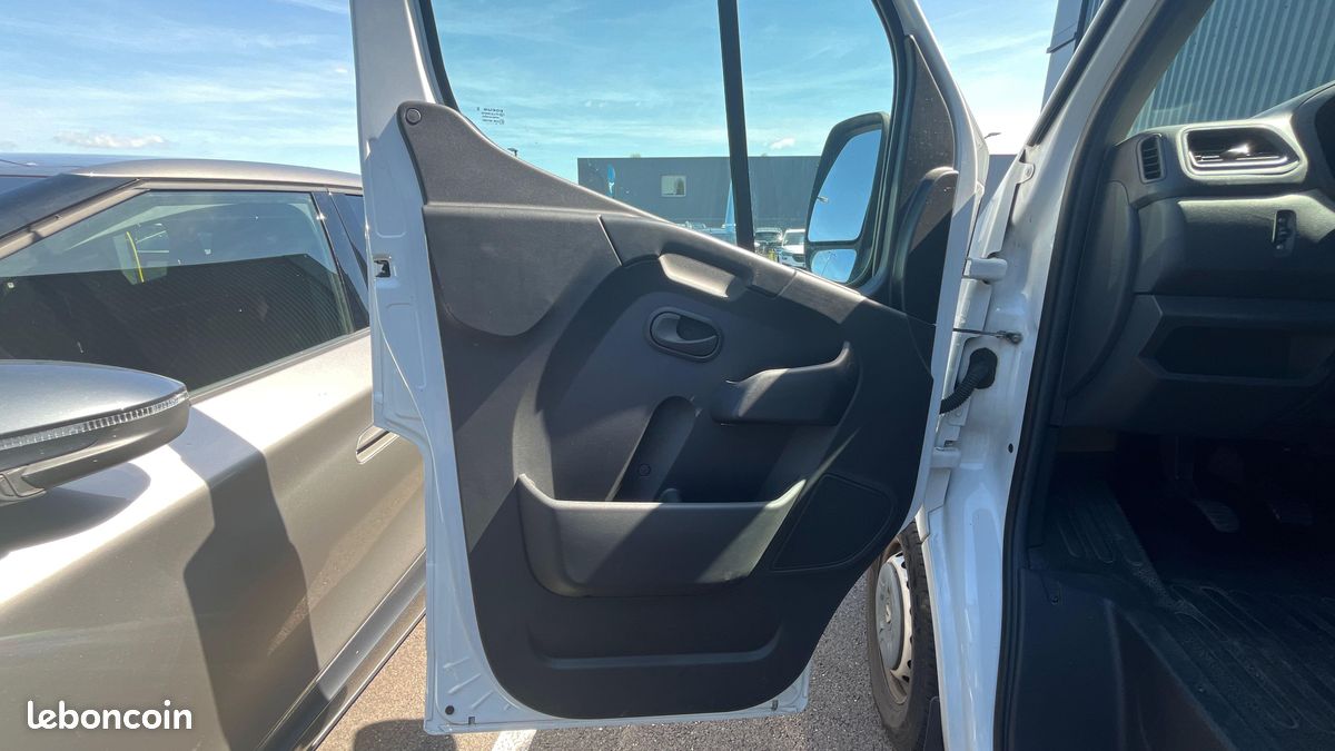 Renault master fourgon l2h2 blue dci 135 grand confort (image 30)