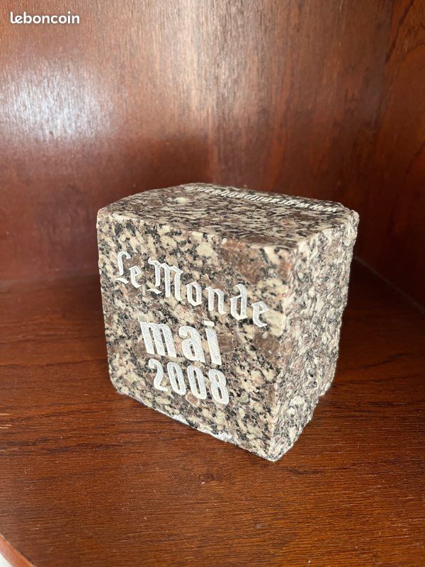 Pavé commémoration mai 68 Le Monde (image 2)