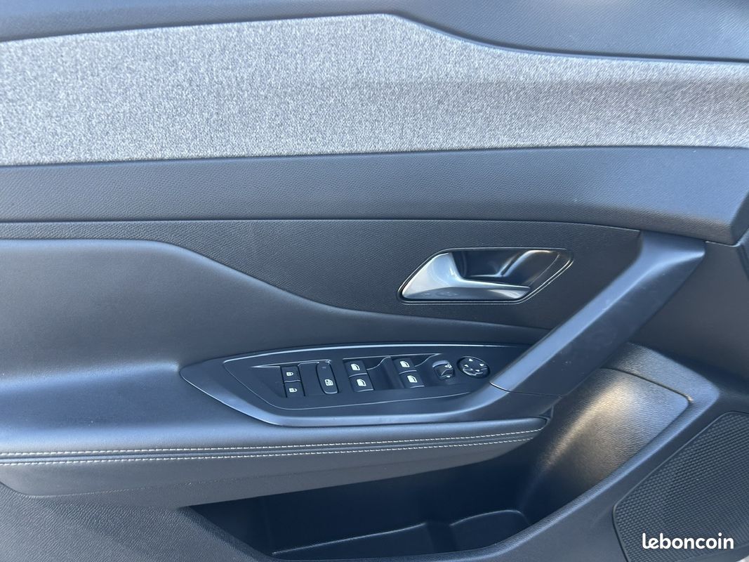 Peugeot 308 SW Allure BVM 6 130 CV 2024 {1ER Main - 15.600KM - CAMERA 360° - SIEGES AGR CONFORT } (image 25)
