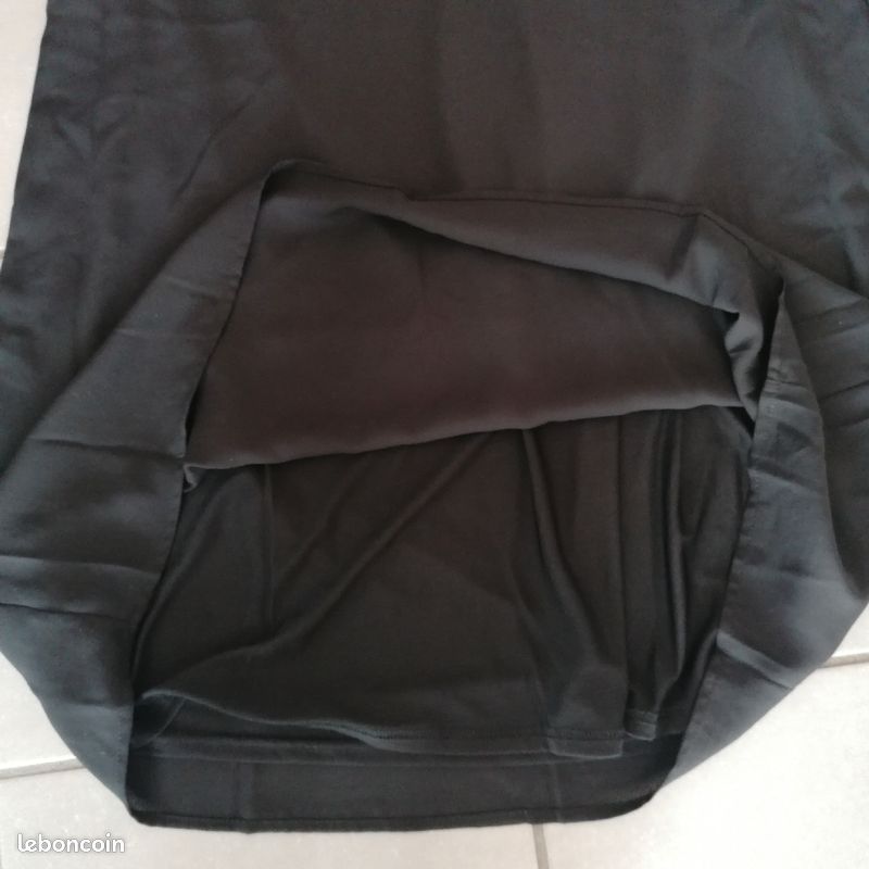 Robe noire avec doublure neuve T. 38 (image 4)