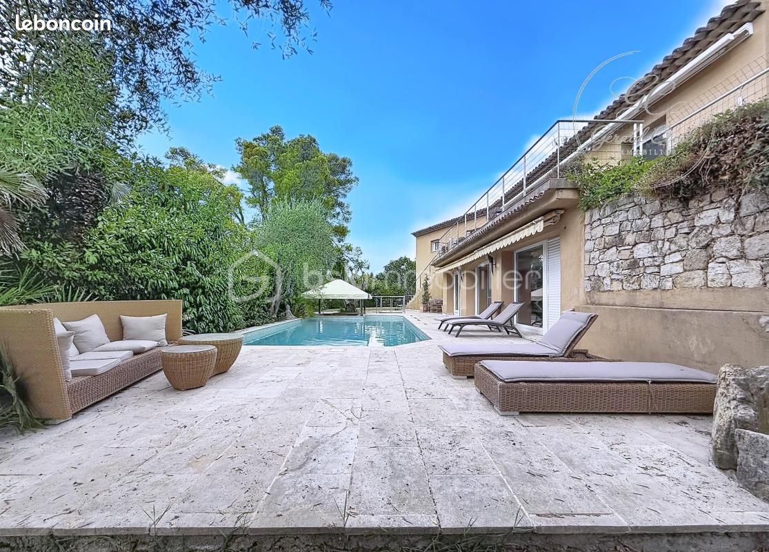 Maison 7 pièces 430 m² · à Roquefort-les-Pins · 430 m² · 2 150 000 €
