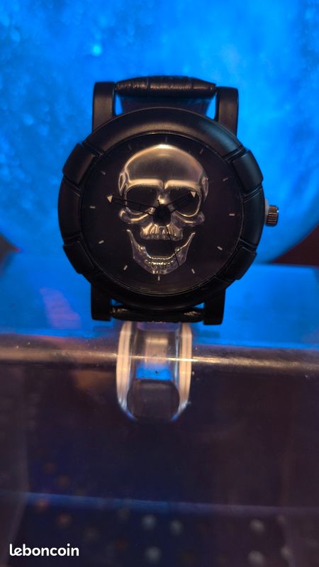Montre noire bracelet cuir synthétique cadran plastique à tête de mort argenté (image 3)