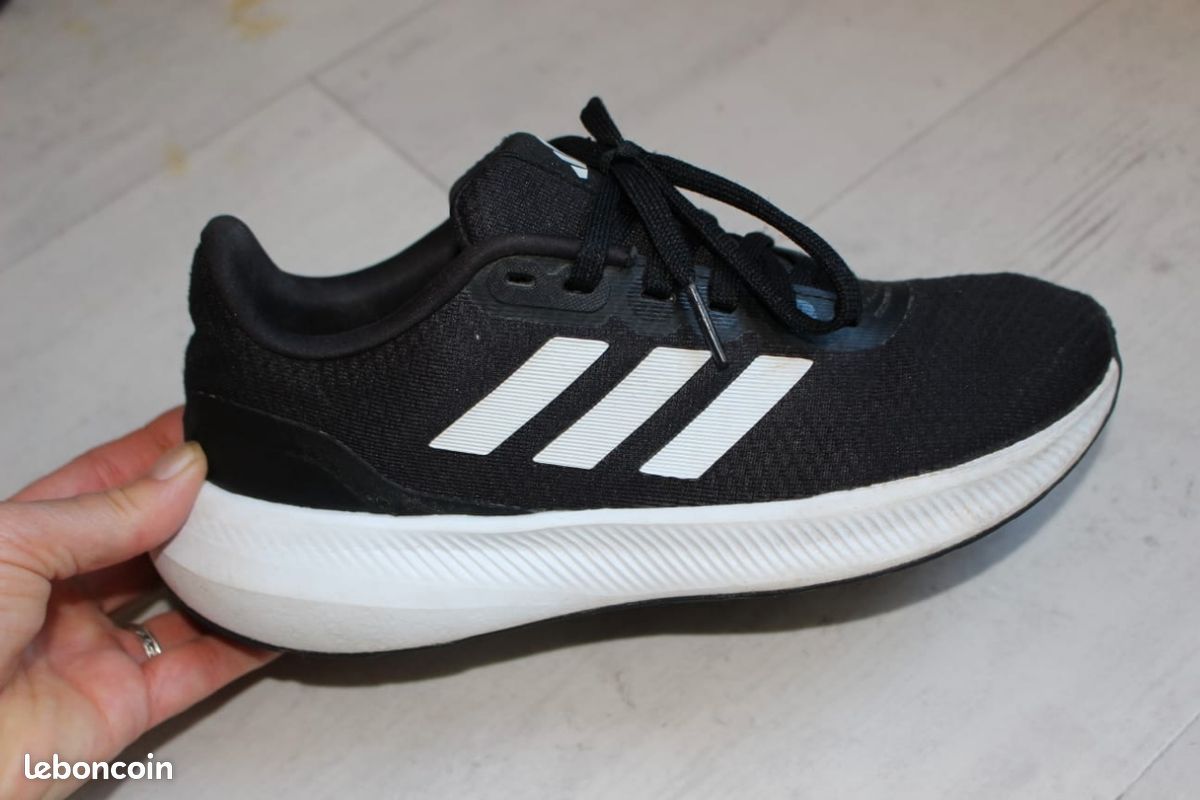 Baskets Adidas noir et blanches Running Falcon Chaussures