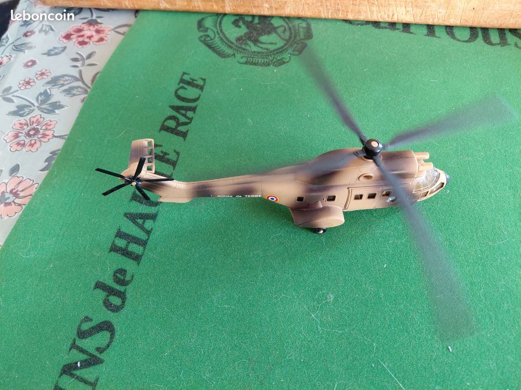 SOLIDO, Hélicoptére gazelle militaire camouflage d'origine + missiles éjectables