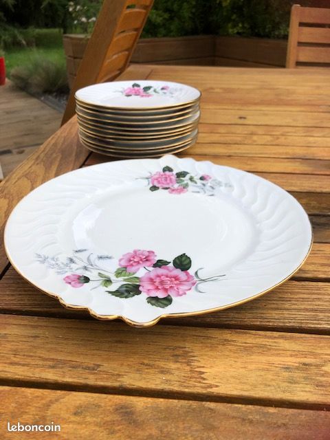 Service à dessert: 1 plat et 11 assiettes porcelaine décor fleuri et liseré or (image 1)