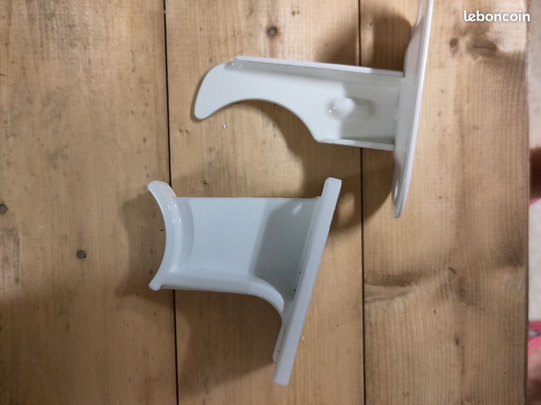 Support à visser pour radiateur en foute (image 2)