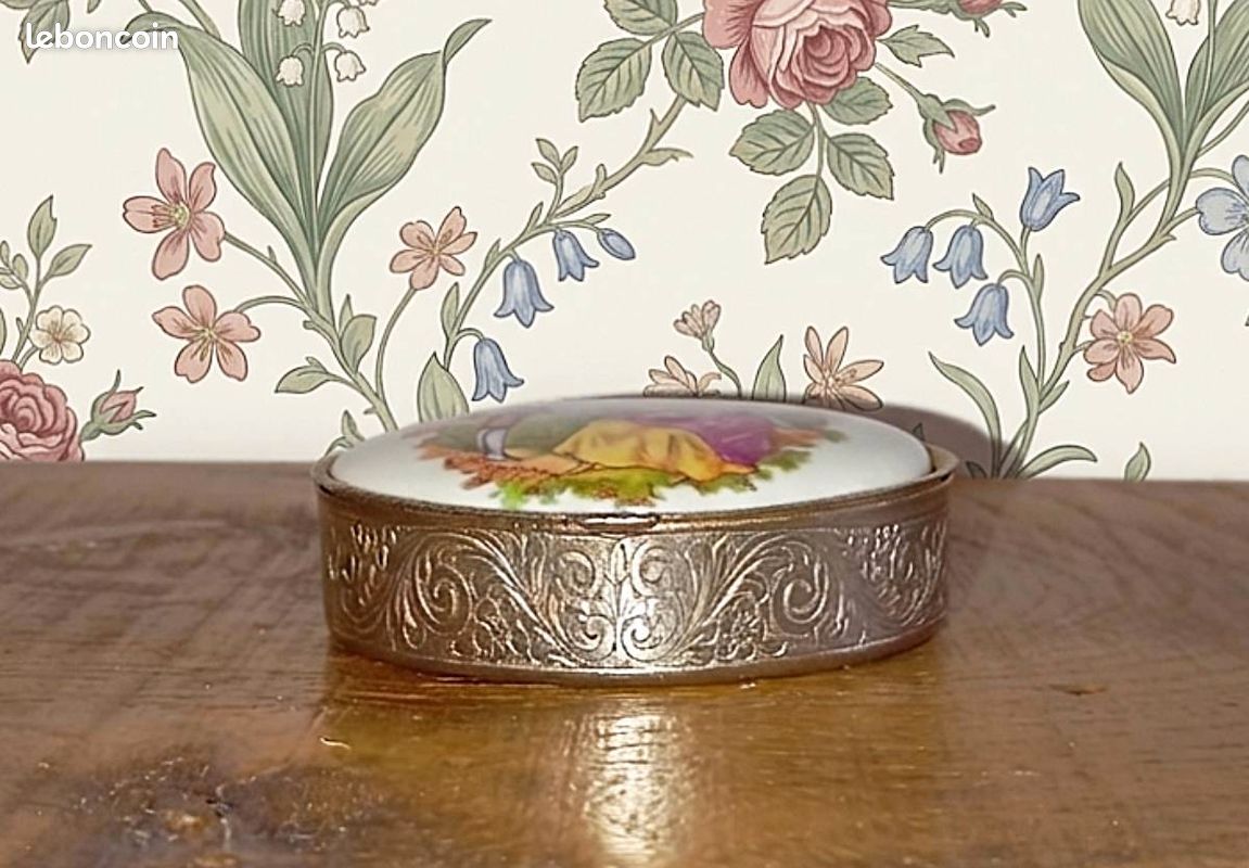 France Vintage - Charmant Petit Pilulier en métal argenté et Porcelaine avec décor Fragonard (image 3)