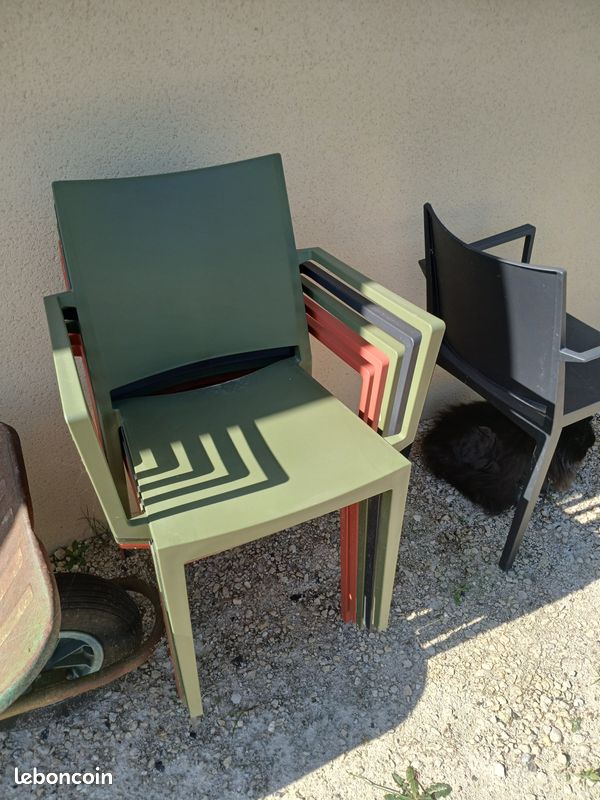 Table extérieur métal et 6 fauteuils monoblocs (image 2)
