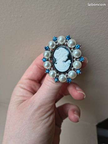 Broche Vintage Camée Argentée - Buste De Femme En Résine Bleue - État Impeccable