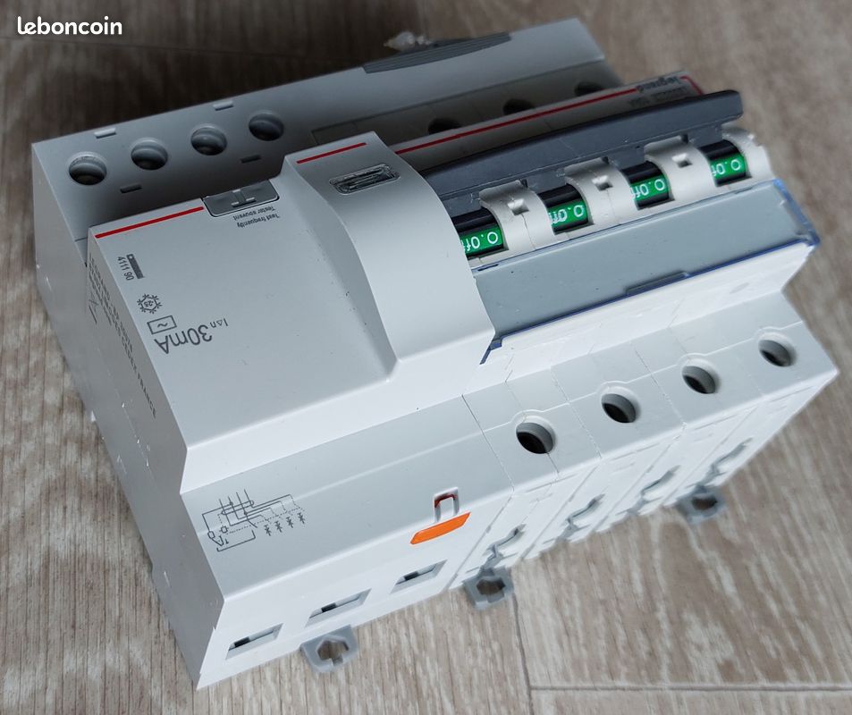 Disjoncteur différentiel 4P 40A Legrand DX³6000 10kA 400V type AC 30mA Courbe C vis/vis départ bas (image 2)