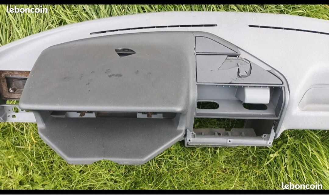 Planche compteur casquette Peugeot 205 (image 1)