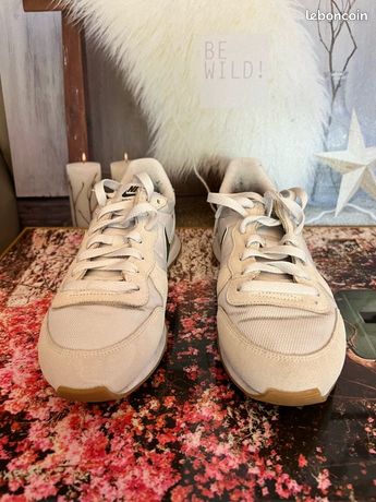 Chaussures Femme Nike Internationalist Femme Beige Et Or Nike