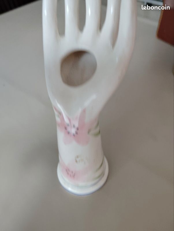 Alors il s'agit d'un vase solifleur et bagué vintage en céramique blanc en forme de main (image 1)
