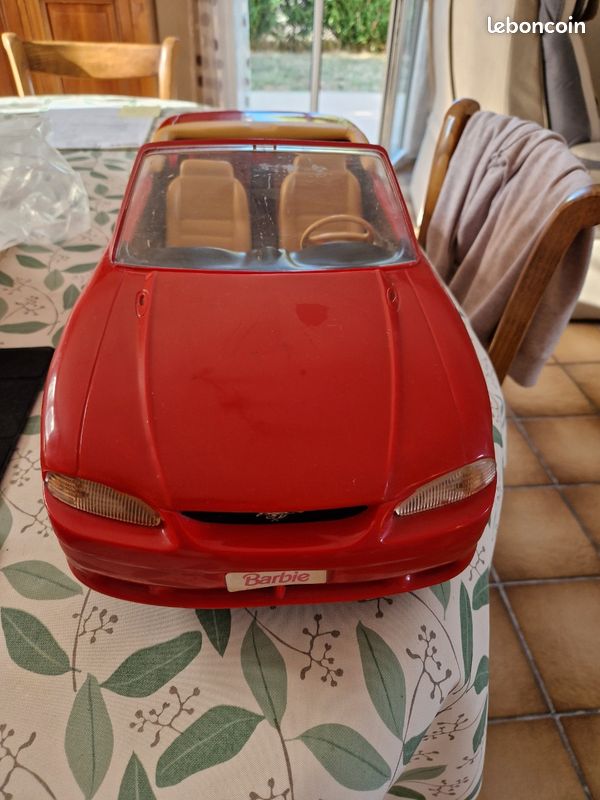 Barbie Voiture Cabriolet Rose pour poupée, décapotable avec Deux sièges Noirs, Ceintures et