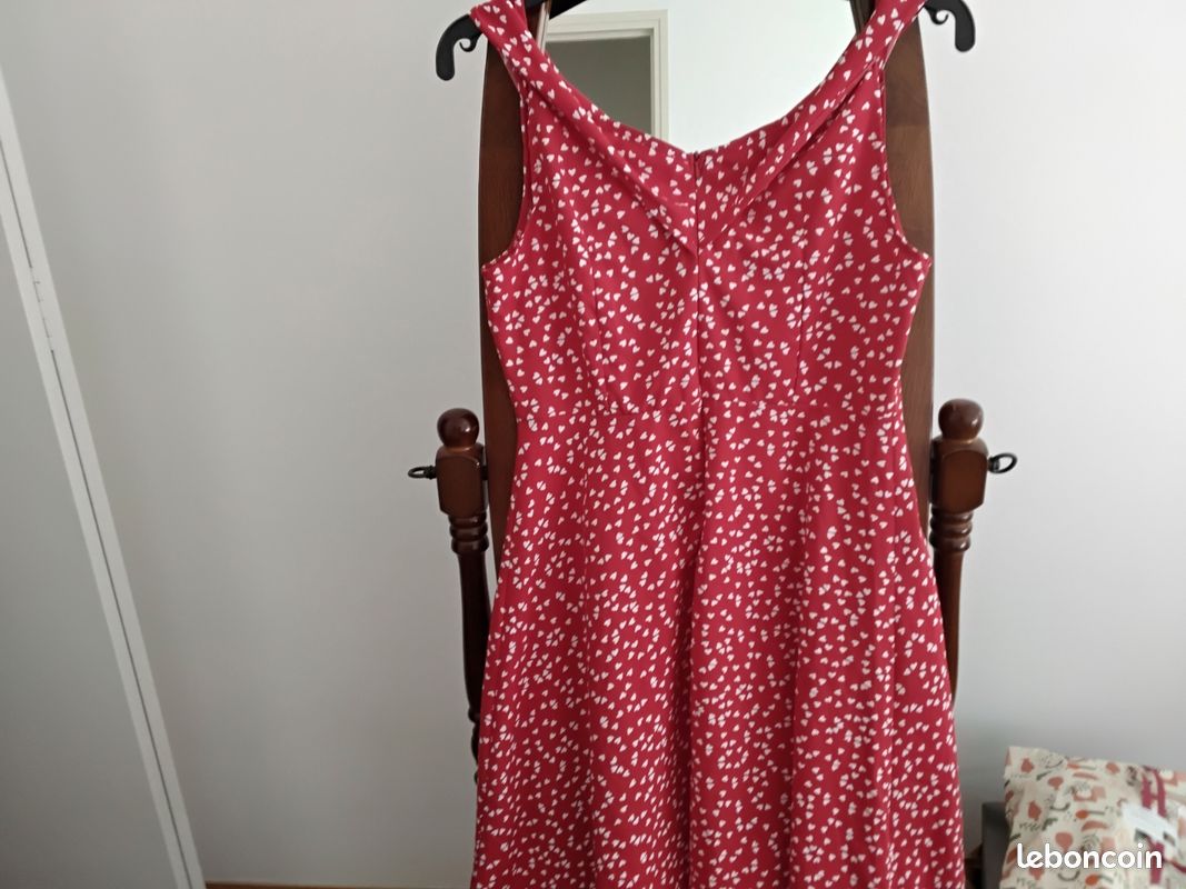 Robe rouge à coeurs (image 1)