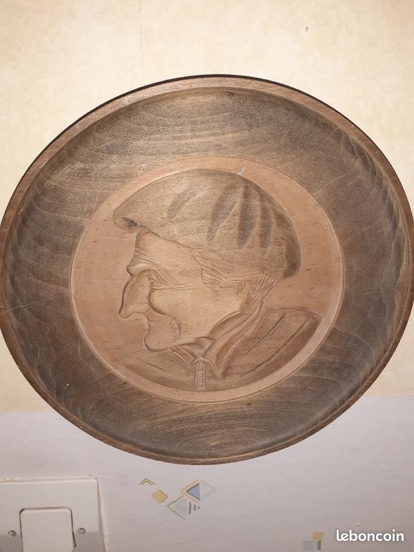 Assiette murale en bois sculpté (image 1)