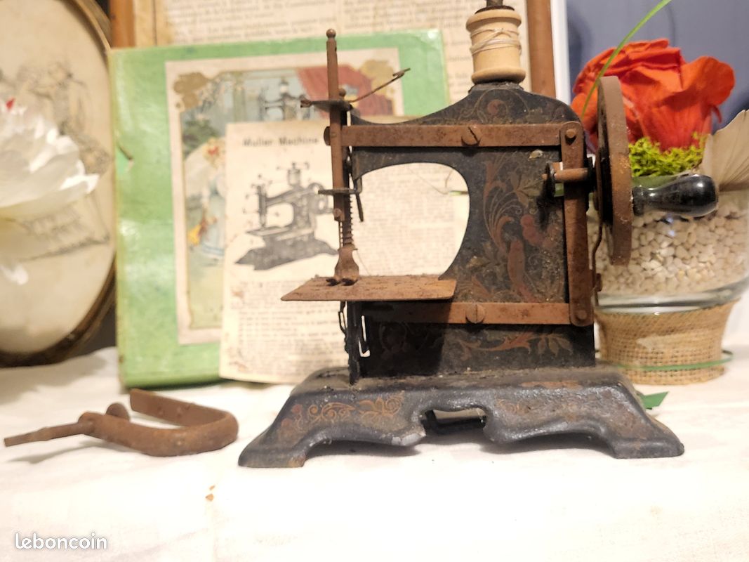 Ancienne machine à coudre jouet pour enfant en métal – avec